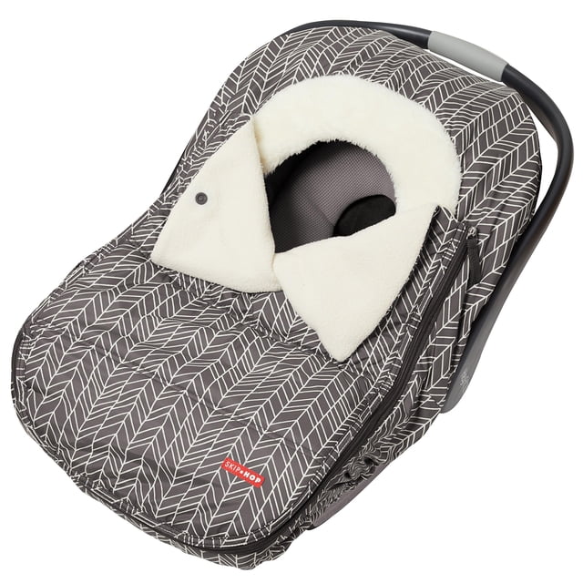 funda de asiento de coche skip hop stroll & go para invierno, color gris vista 3/4 frontal de cubierta para portabebés con patrón de hojas gris/blanco, forro polar crema alrededor de la abertura para la cabeza, solapa frontal con cremallera parcialmente abierta y base elástica; tamaño 16 x 3 x 27 pulgadas; también suele usarse para mantener al bebé abrigado en traslados cortos.