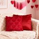 thumbnail image 3 of Funda de cojín de corazón rojo de peluche con forma de corazón, romántica y difusa en 3D, para decoración de sala de estar y dormitorio., 3 of 7