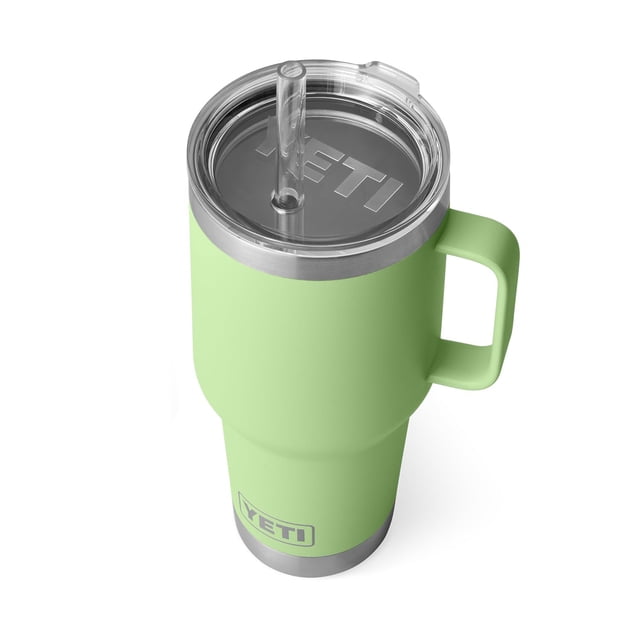 taza yeti rambler de 1 litro con tapa de pajita, aislada al vacío, inoxidable verde menta con mango; vista 3/4 que muestra tapa transparente con popote extraíble, cuerpo de acero inoxidable 18/8 con recubrimiento liso, base con logo YETI y diseño compatible con portavasos; suele usarse también como termo de hidratación para viajes.