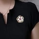 thumbnail image 3 of Broche de aleación con forma de flor a la moda con decoración de circón y perlas de imitación, 3 of 5