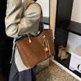 thumbnail image 4 of Bolso de mano sencillo de gran capacidad con textura de alta calidad para mujer, nuevo bolso de hombro versátil para llevar debajo del brazo para el tiempo libre y los desplazamientos 2025, 4 of 4