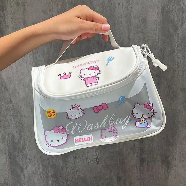 sanrio hello kitty kuromi-neceser de viaje de gran capacidad, bolsa de maquillaje transparente kawaii cinnamoroll, resistente al agua Neceser rectangular transparente con borde y tapa blanca, asa superior y cierre de cremallera; panel frontal de PVC translúcido con estampados de Hello Kitty, coronas y la palabra "Washbag", y tapa en PU blanco con dibujo de Hello Kitty. Cosmetiquera de viaje para niñas, ideal para organizar artículos de higiene y maquillaje en maletas.