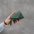 thumbnail image 4 of Cartera corta sencilla para mujer, monedero con borlas, para tarjetas Verde oscuro, 4 of 9
