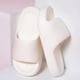 thumbnail image 1 of Zapatillas de playa antideslizantes para hombre, zapatos planos plisados de Eva, a la moda, para exteriores, interiores y el hogar, suaves y frescos, 2023, 1 of 4