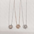thumbnail image 3 of Los pendientes de la serie Swan son joyas elegantes y de alta gama para mujer., 3 of 4