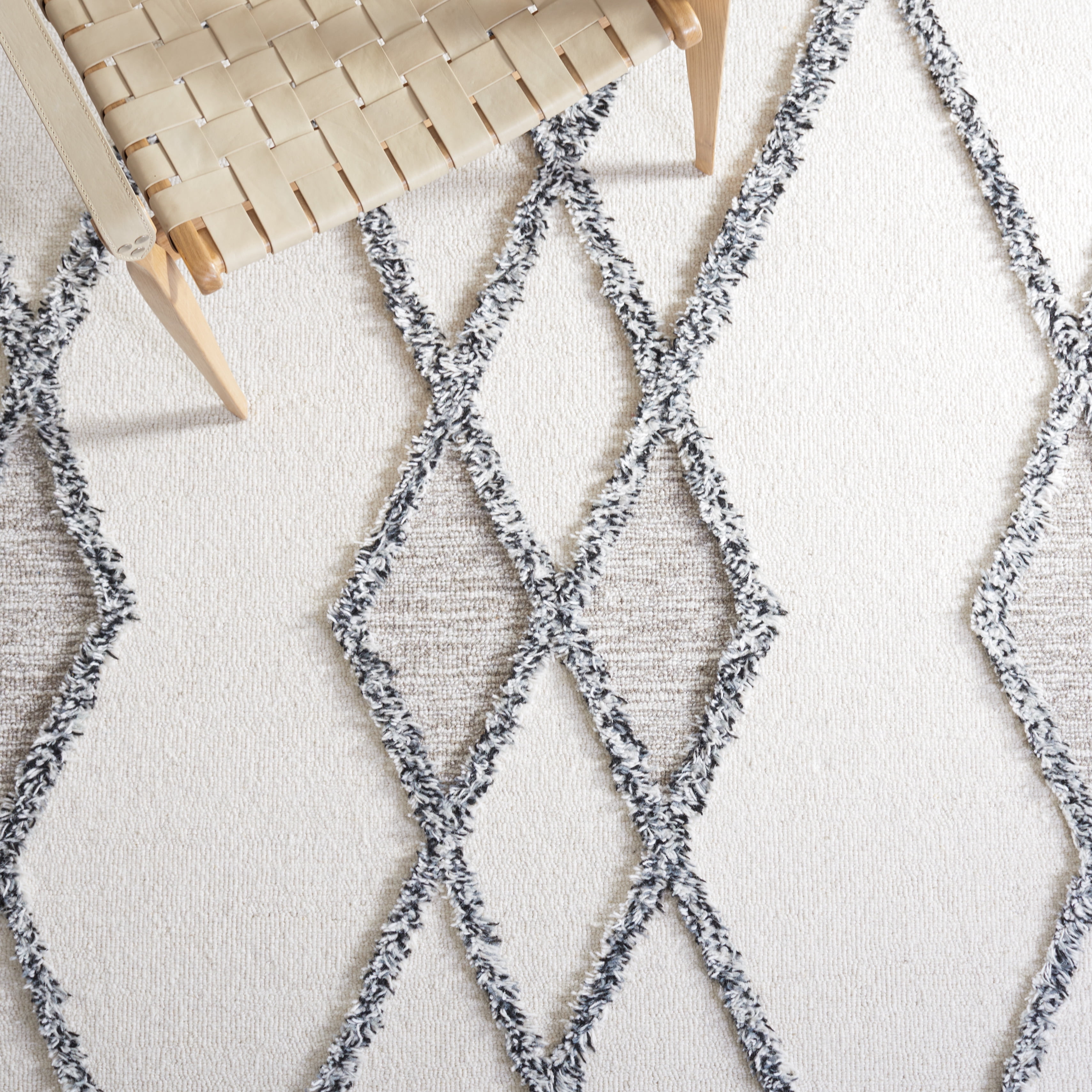 SAFAVIEH Casablanca Everitt Diamond Runner Rug, Ivory/Black, 2'3" x 9'