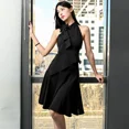 thumbnail image 2 of Falda de oficina de cintura alta adelgazante de moda con cremallera de doble cabeza bañada en oro y micropliegues para mujer, 2 of 5