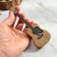thumbnail image 3 of Estuche para púas de guitarra, caja de madera para púas de guitarra acústica, soporte para púas con 3 púas, estante para púas de guitarra para guitarristas y amantes de la guitarra., 3 of 4