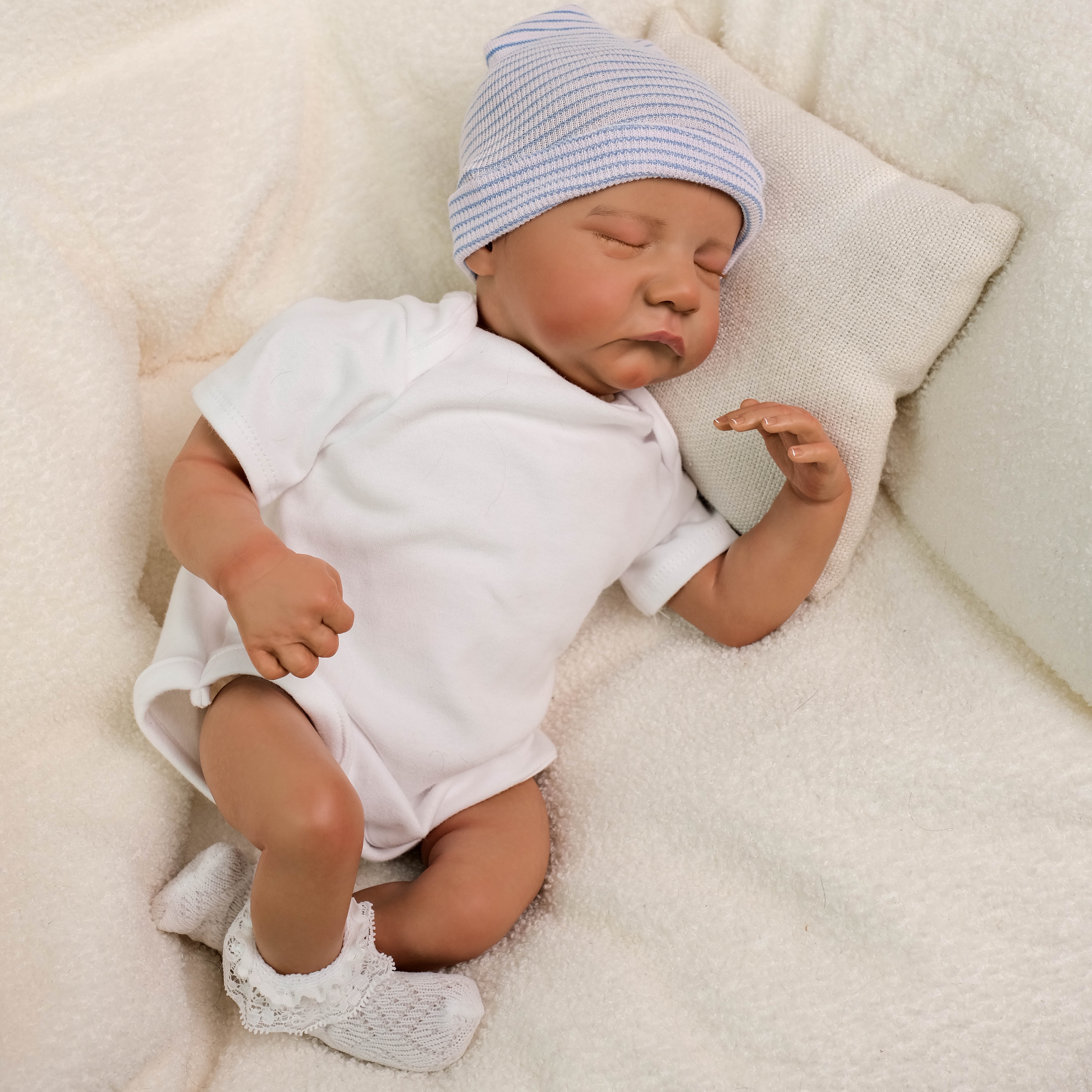 Lifelike Reborn Baby Dolls 19 inch Cloth Body Sweet Sleeping Real Life Baby Dolls With Doll Accessories And Gift Box For 3+ Years Old Gifts