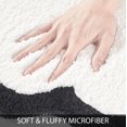 thumbnail image 3 of Alfombra de baño DyeFury Luxury Cute de color blanco con borde negro festoneado, 3 of 5