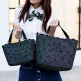 thumbnail image 3 of Bolso luminoso geométrico para mujer, bandolera acolchada, plegable, liso, láser, 2024, 3 of 7