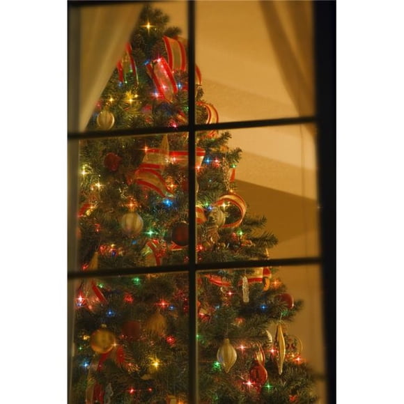 Posterazzi DPI1782529 Regardant le Sapin de Noël Intérieur à Travers l'Affiche de Fenêtre Imprimée par Carson Ganci, 11 x 17