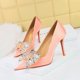 thumbnail image 3 of Zapatos de tacón puntiagudos de satén para mujer, de moda, para banquetes, con boca poco profunda, puntiagudos, con lazo de diamante, tacones altos clásicos, 3 of 5