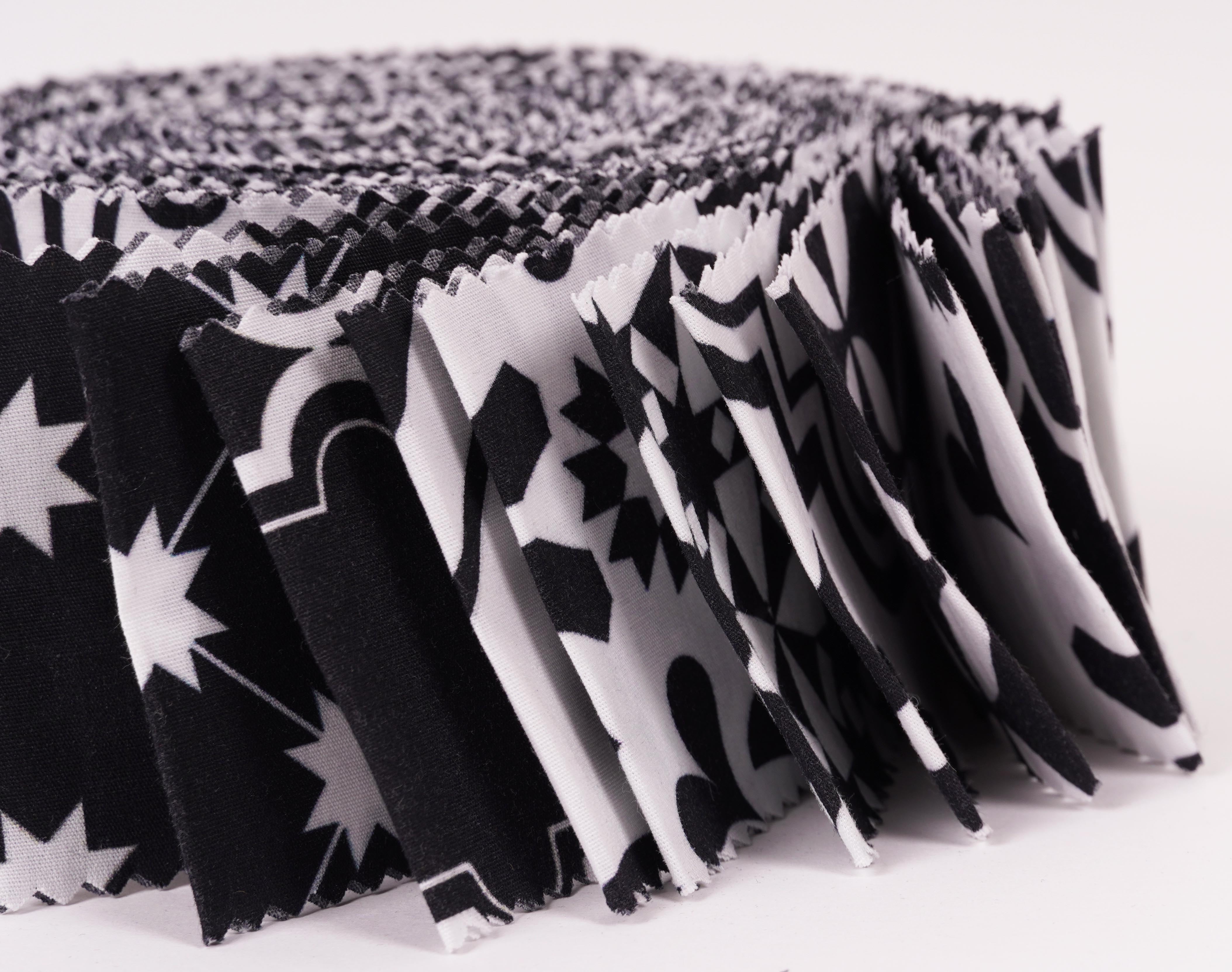 Soimoi 40Pcs Mosaic Print Cotton Precut Fabrics For Quilting Craft Strips 2.5x42inches Jelly Roll - White & Black