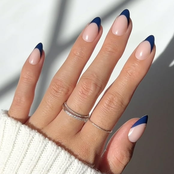 Pantalón corto azul marino de Press On Nails Glamnetic de la Riviera Francesa