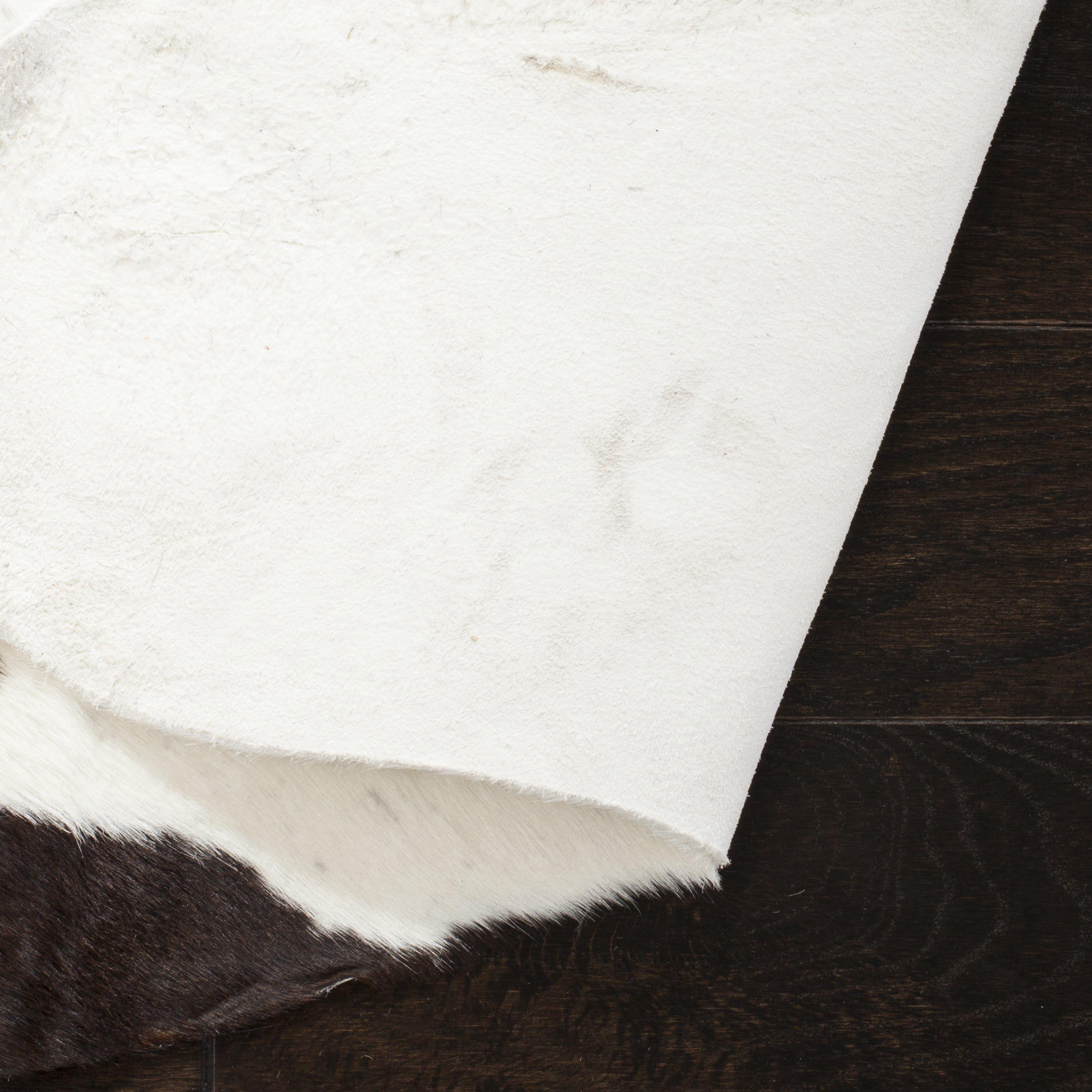 Safavieh  Handmade Cow Hide Lorean Cabin & Lodge Leather Rug Black/White 5'6" x 6'6" 6' x 9' White