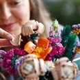 thumbnail image 3 of LEGO Botanicals Le bouquet de fleurs; plante artificielle, marguerite, pavot 10280, 3 of 8