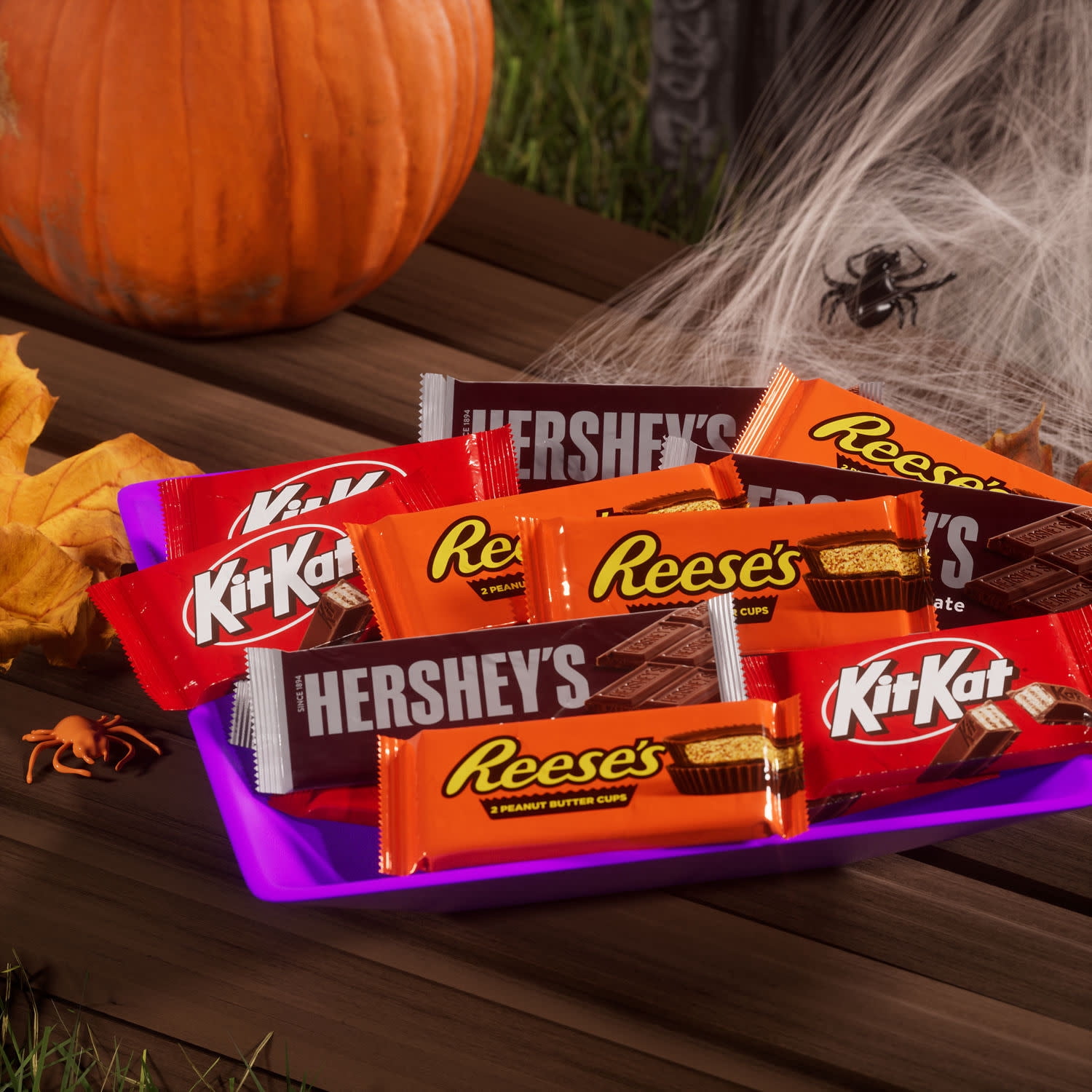 HERSHEY'S, KIT KAT® and REESE'S Assorted Milk Chocolate, Halloween Candy Bulk Box, 27.3 oz (18 Count)