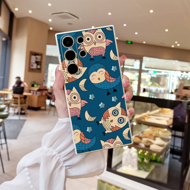 "Añade un toque de diversión y personalidad a tu iPhone con una funda con ilustración de dibujos animados"