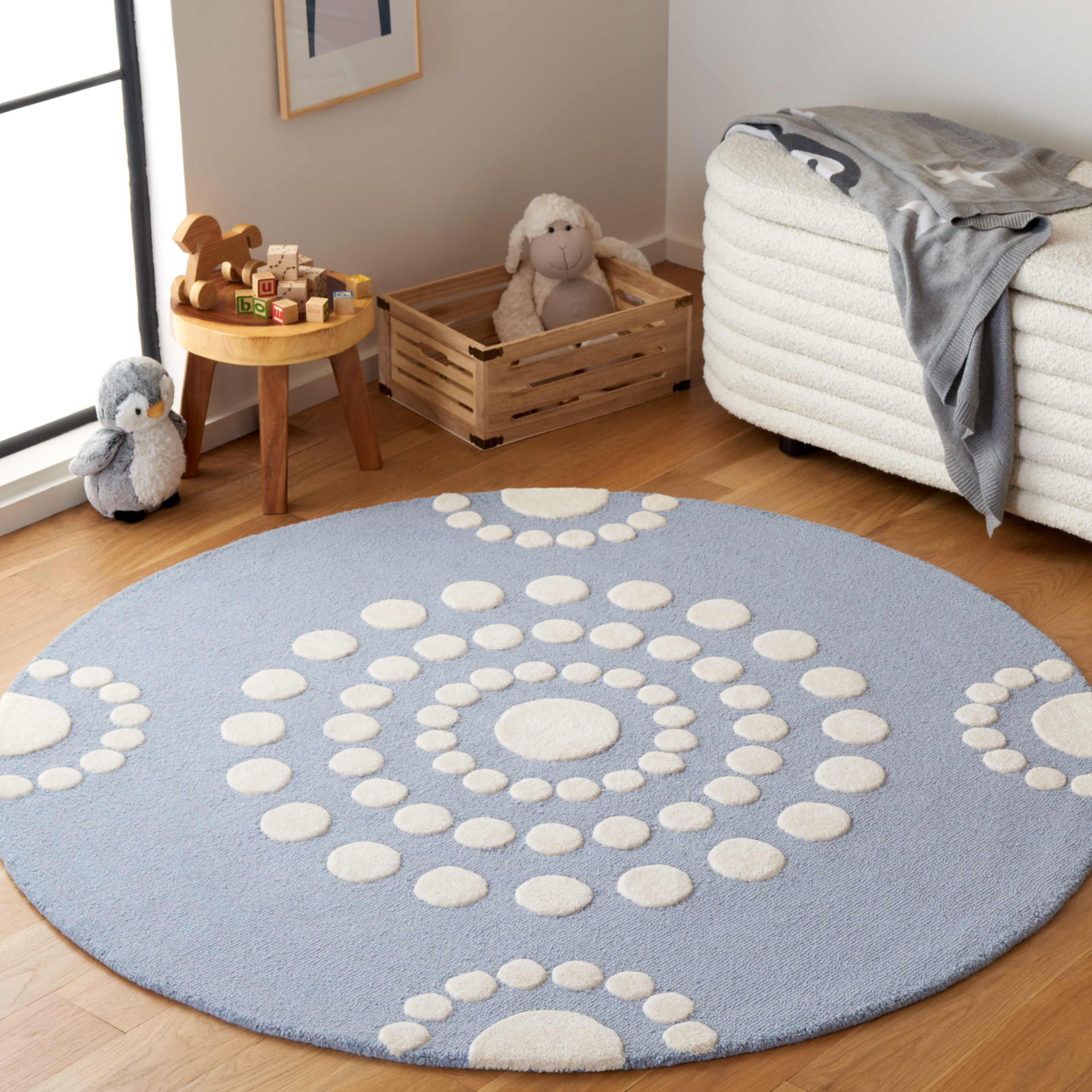 SAFAVIEH Kids Swirling Polka Dots Area Rug, Blue/Ivory, 5' x 5' Round