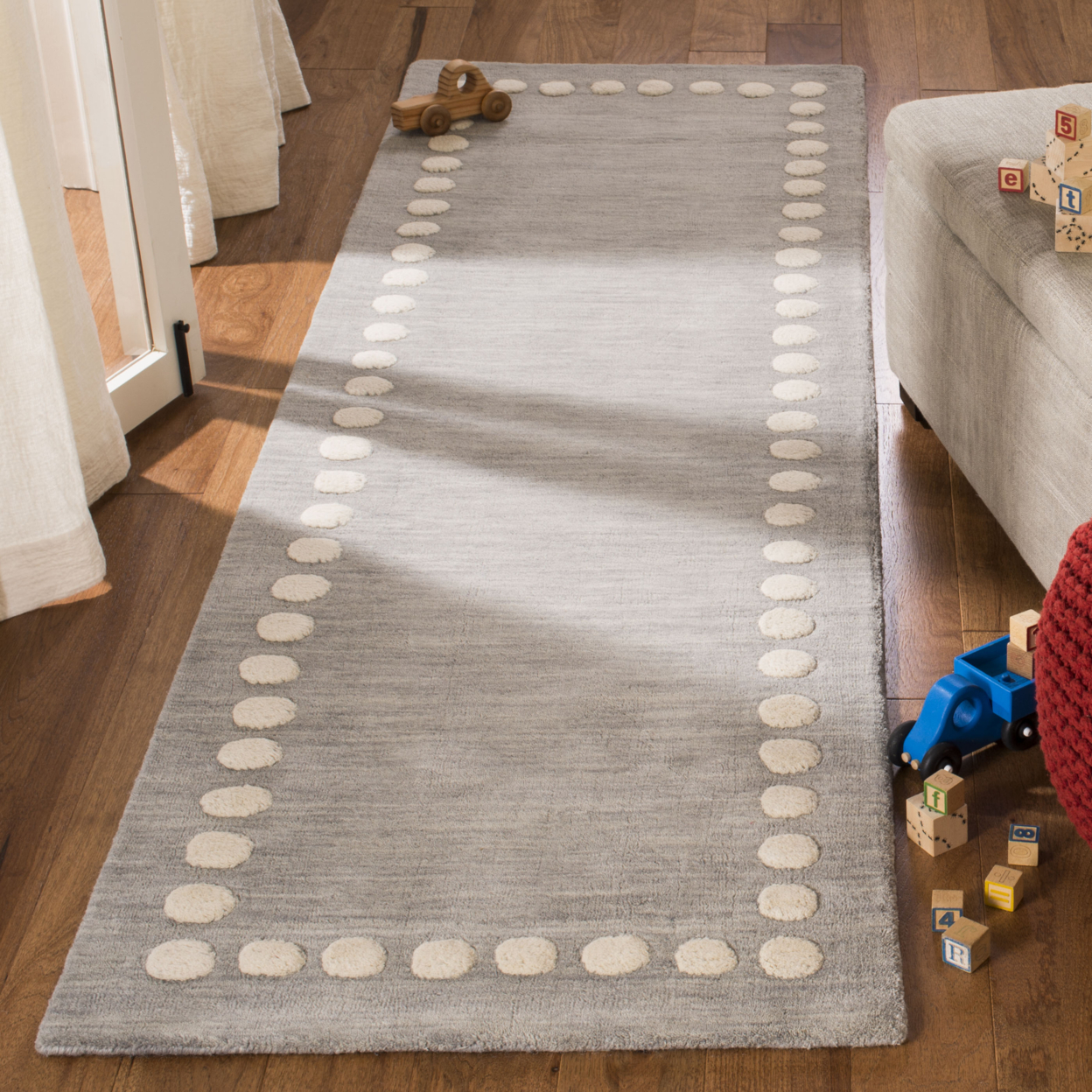 SAFAVIEH Kids Dotted Border Area Rug, Grey, 7' x 7' Round