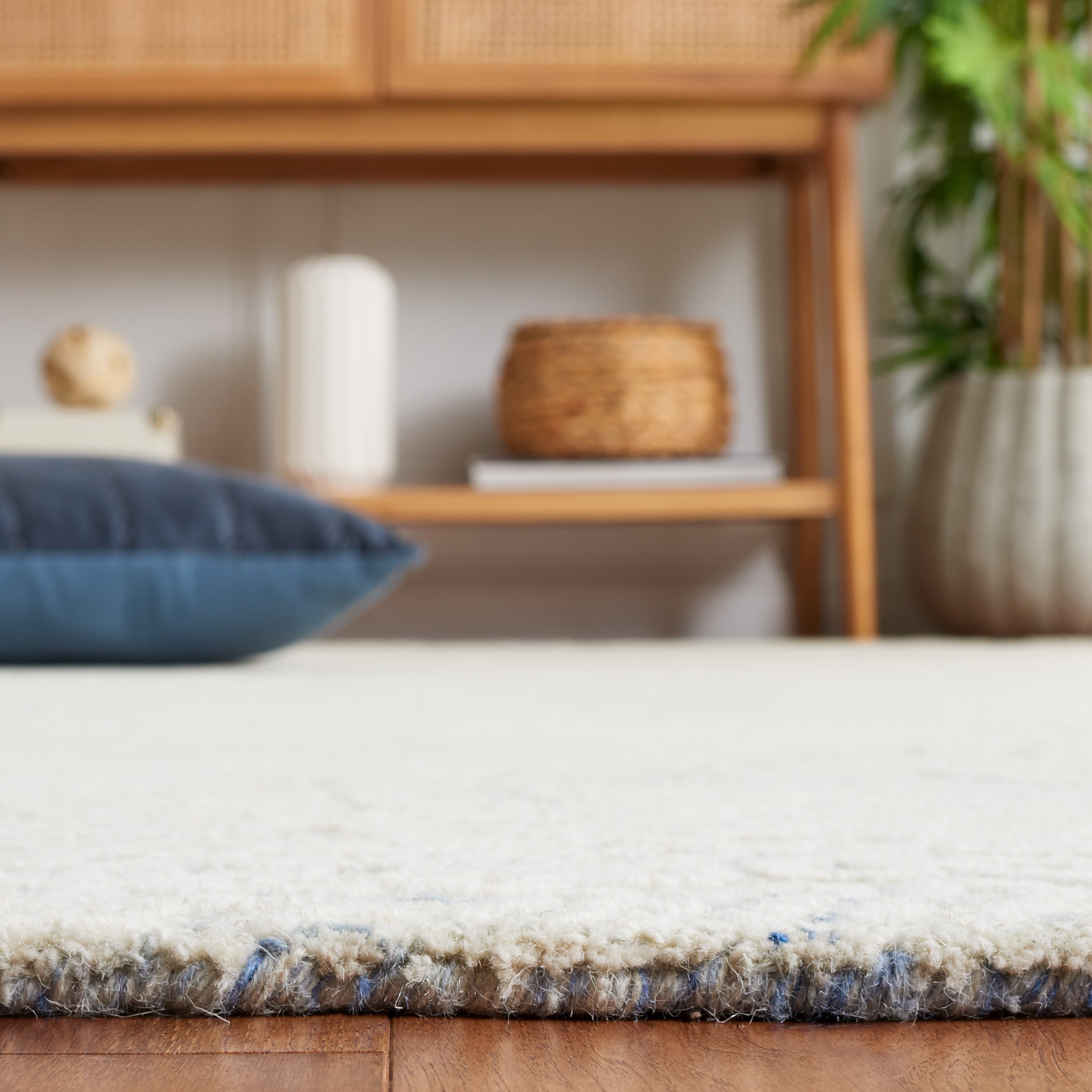 SAFAVIEH Ebony Abbott Floral Area Rug, Blue/Ivory, 6' x 6' Square