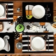 thumbnail image 1 of Juego de 4 manteles individuales para mesa de comedor con diseño de tiras de Halloween, 1 of 5