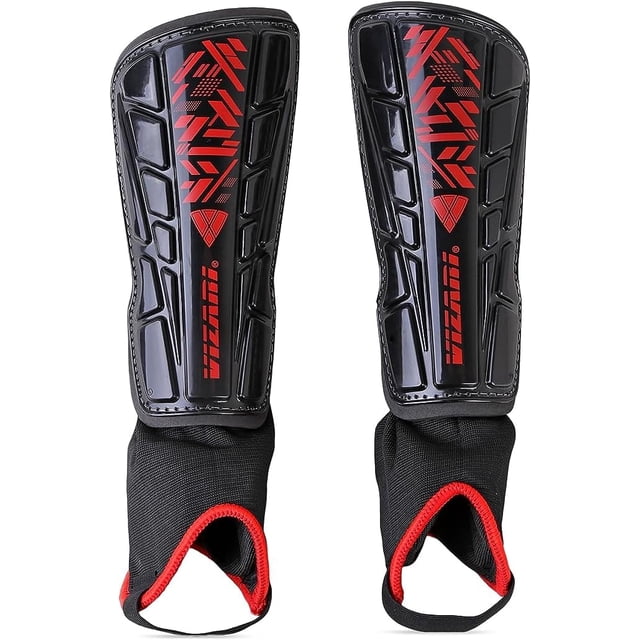 espinillera de fútbol vizari malaga negro/roja para niños de 8 a 10 años par frontal, dos espinilleras negras con franja roja y logotipo Vizari en la carcasa rígida contorneada; respaldo de espuma acolchada, funda elástica negra con borde rojo y abertura para talón que brinda soporte de tobillo. También adecuada como protección ligera en entrenamiento o ciclismo recreativo.
