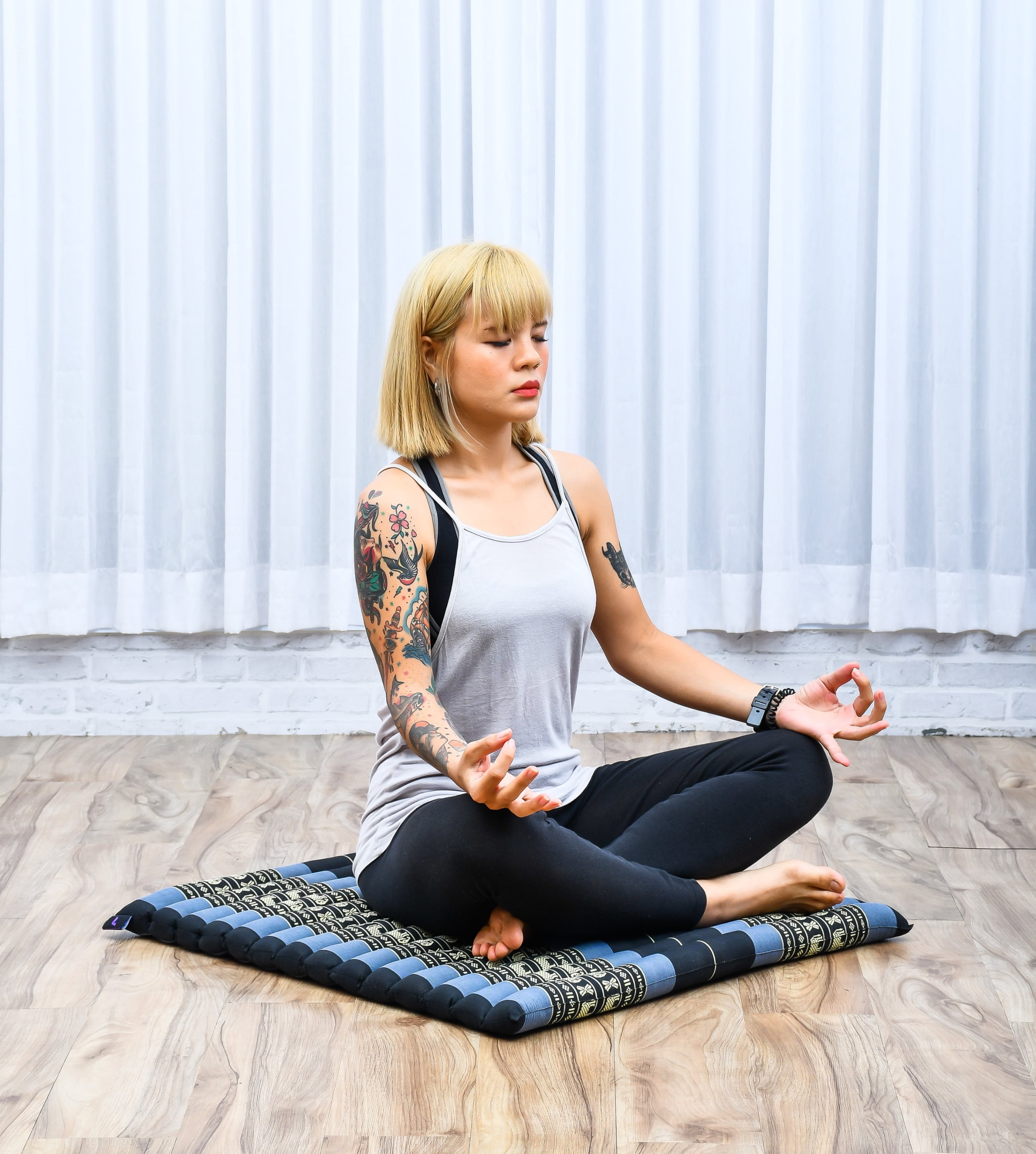 Leewadee Zabuton Seating Cushion – Square Floor Seat for Meditation Exercises, Light Yoga Mat Filled with Kapok, 28 x 28 inches, Blue