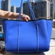 thumbnail image 3 of Gran oferta de bolsos de viaje, novedad de 2024, bolso de mano de neopreno perforado para mujer con monedero pequeño, bolso de playa grande de neopreno, 3 of 5
