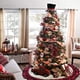 thumbnail image 4 of Falda de árbol de Navidad de 48 pulgadas, decoración de borde de cuadros vichy grandes de arpillera de lino para fiesta de Feliz Navidad, 4 of 5