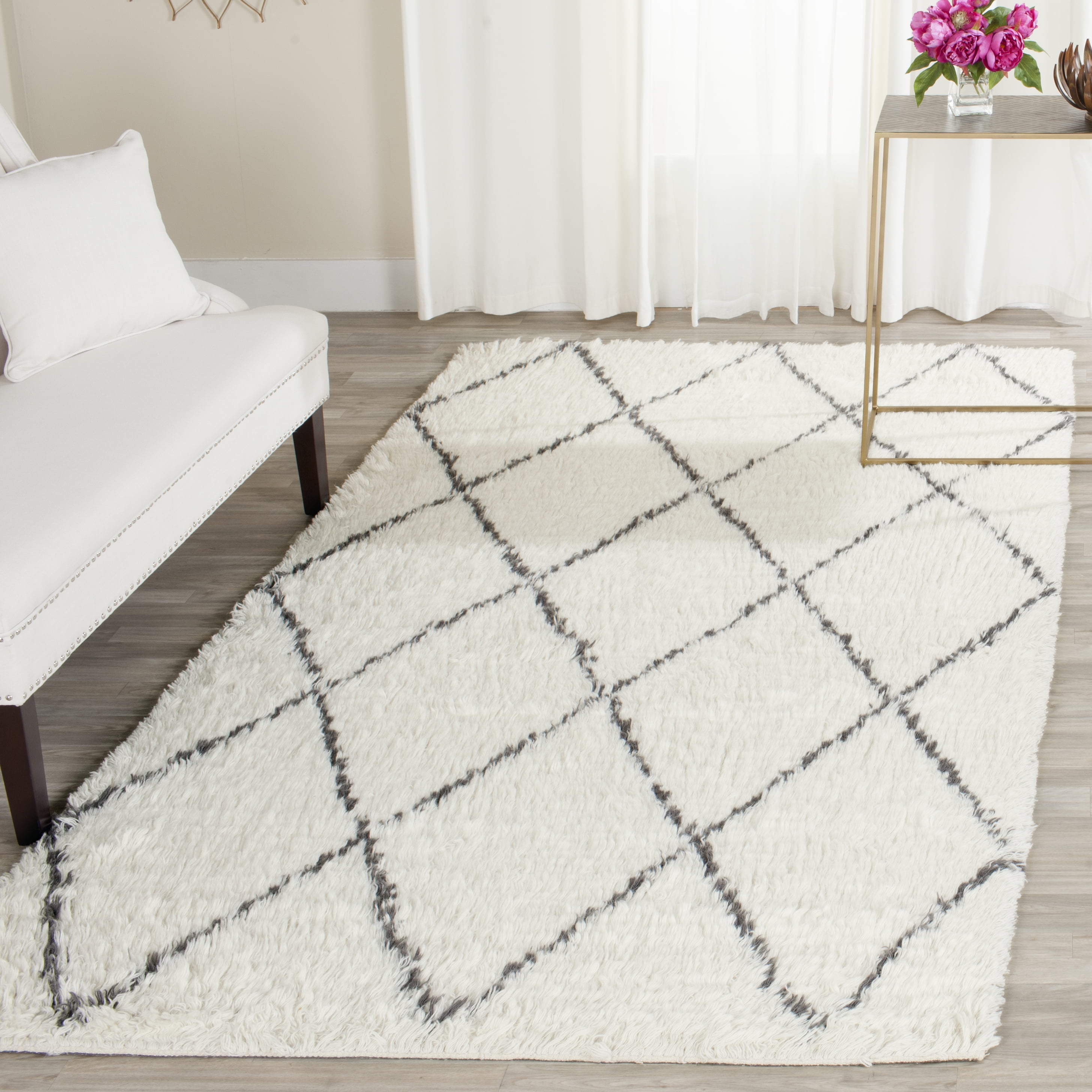 Safavieh Kenya Devereux Geometric Plush Area Rug