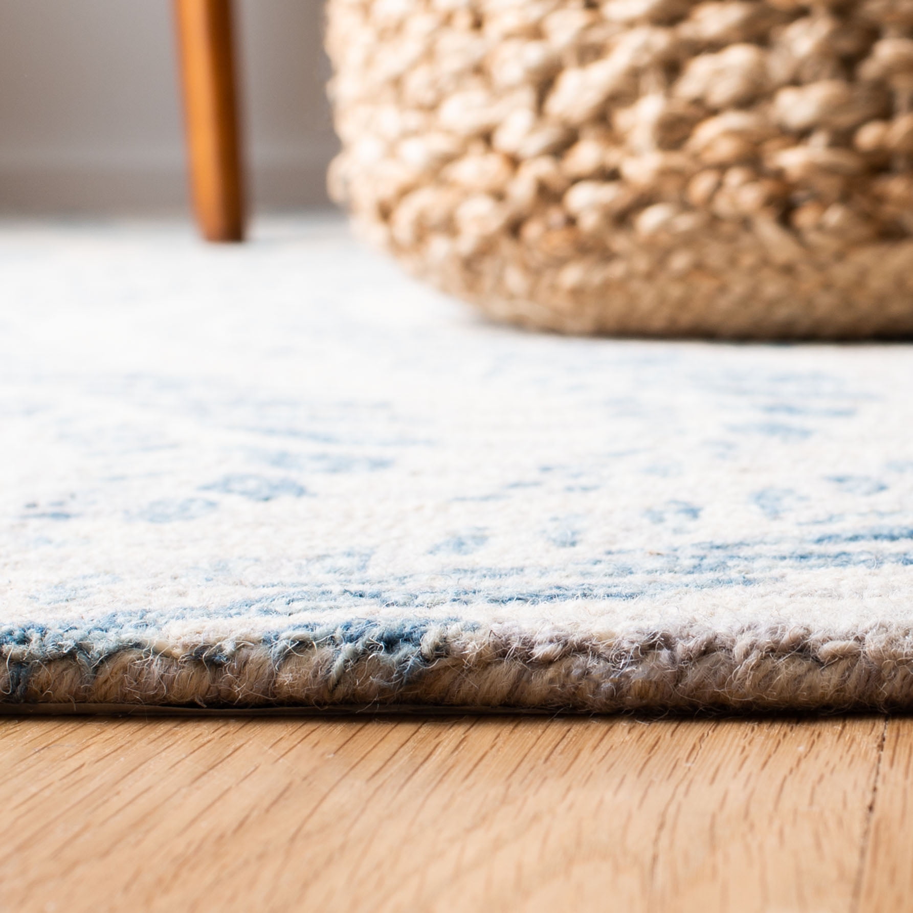 SAFAVIEH Micro-Loop Daffodil Leaves Area Rug, Ivory/Blue, 5' x 5' Round