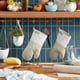 thumbnail image 2 of Juego de 2 guantes para horno KitchenAid Albany Milkshake, 2 of 5