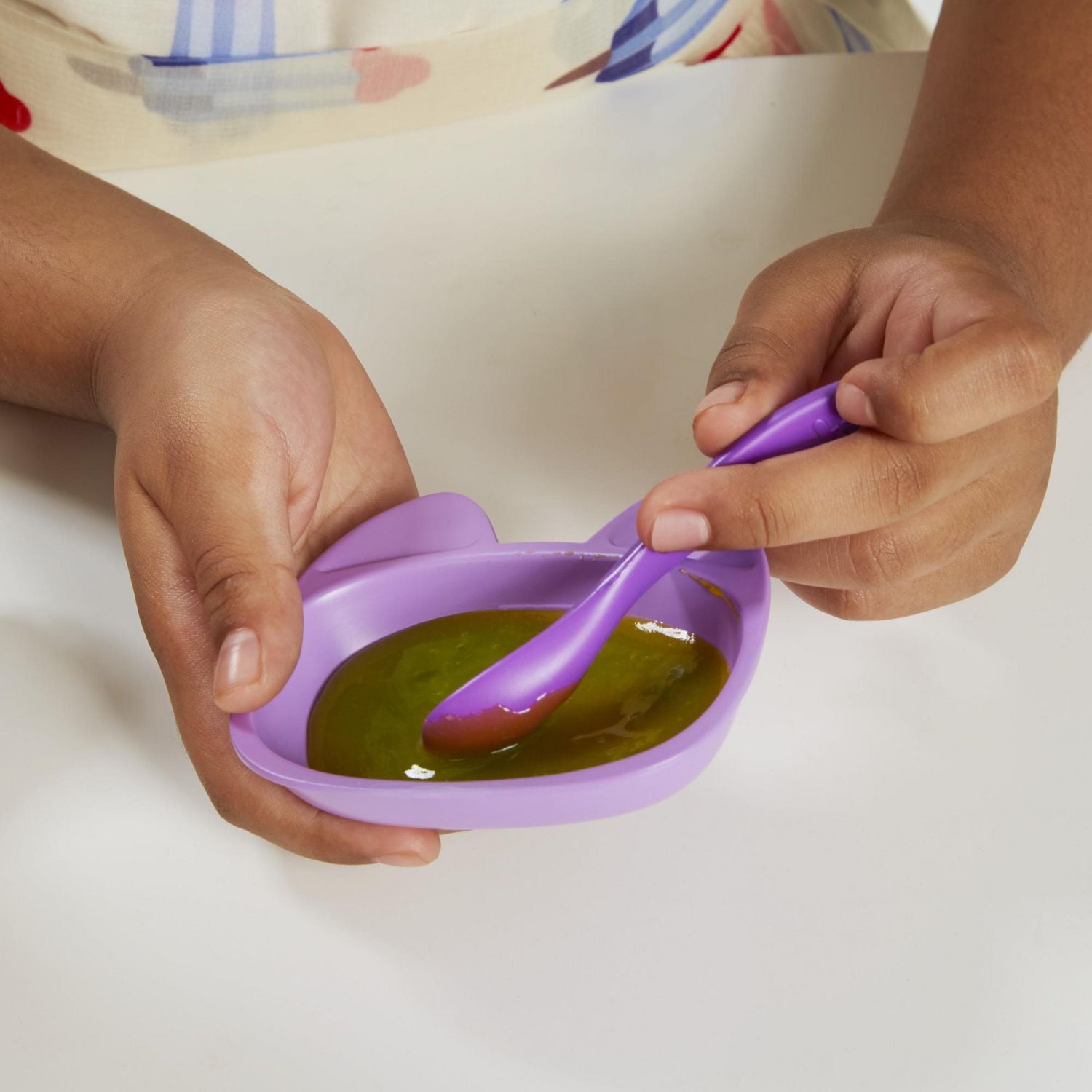 Baby Alive, poupée Bébé adore manger, aux cheveux noirs et frisés, plus de 50 sons et phrases, mange et fait caca, boit et fait pipi, pour enfant, à partir de 3 ans