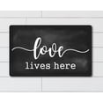 thumbnail image 1 of (Metal de aluminio) Love Lives Here Regalo de bodas Regalo de inauguración de la casa Regalo edificante Letrero de metal Decoración del hogar Cita impresa Letrero de cocina Letrero de amor Decoración, 1 of 4