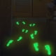 thumbnail image 2 of Pegatinas de huellas que brillan en la oscuridad NQ para suelos lisos y baldosas, 2 of 5