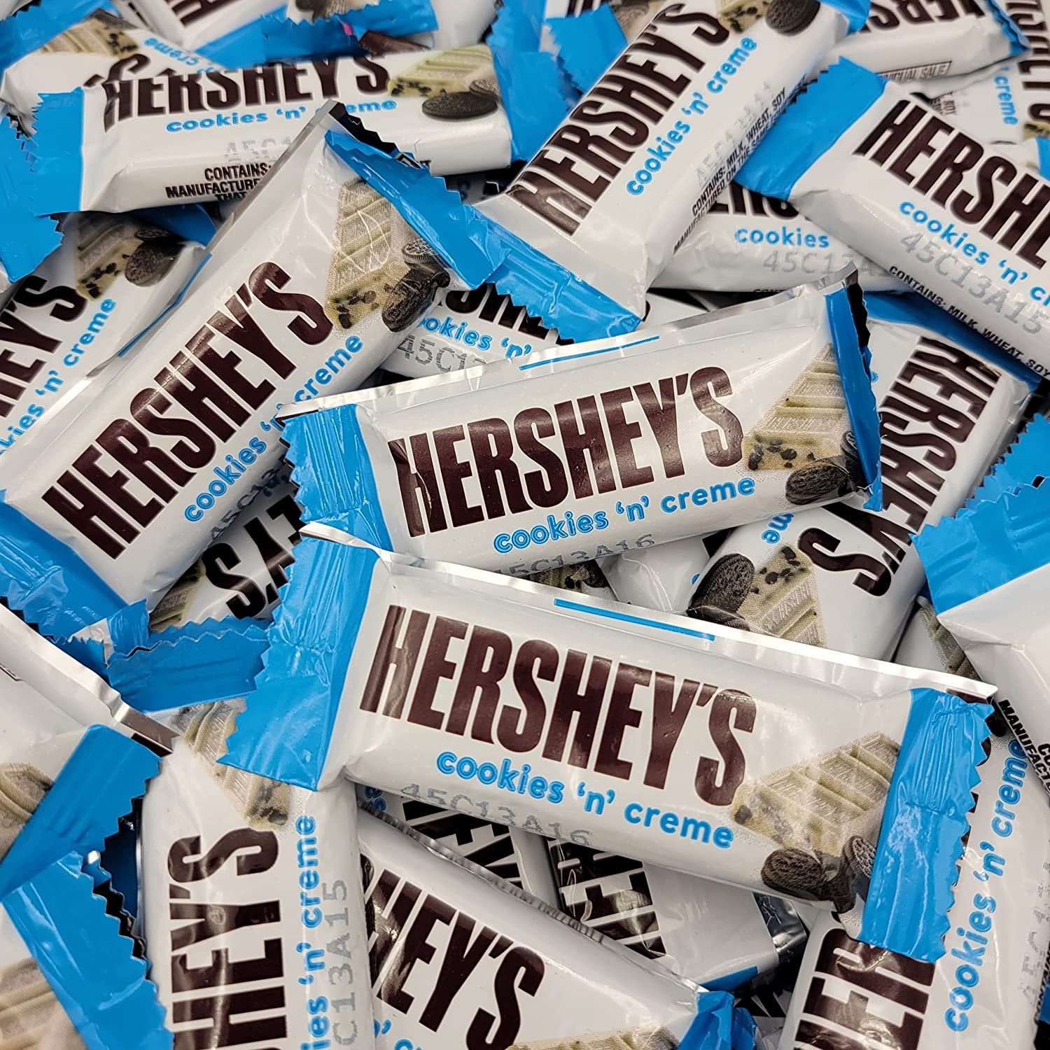 Hersheys Cookies n Creme Candy - Snack Size - Chocolate Cookie Bits Coated in Smooth White Creme - Individually Wrapped - Bulk Pack 4 Pound