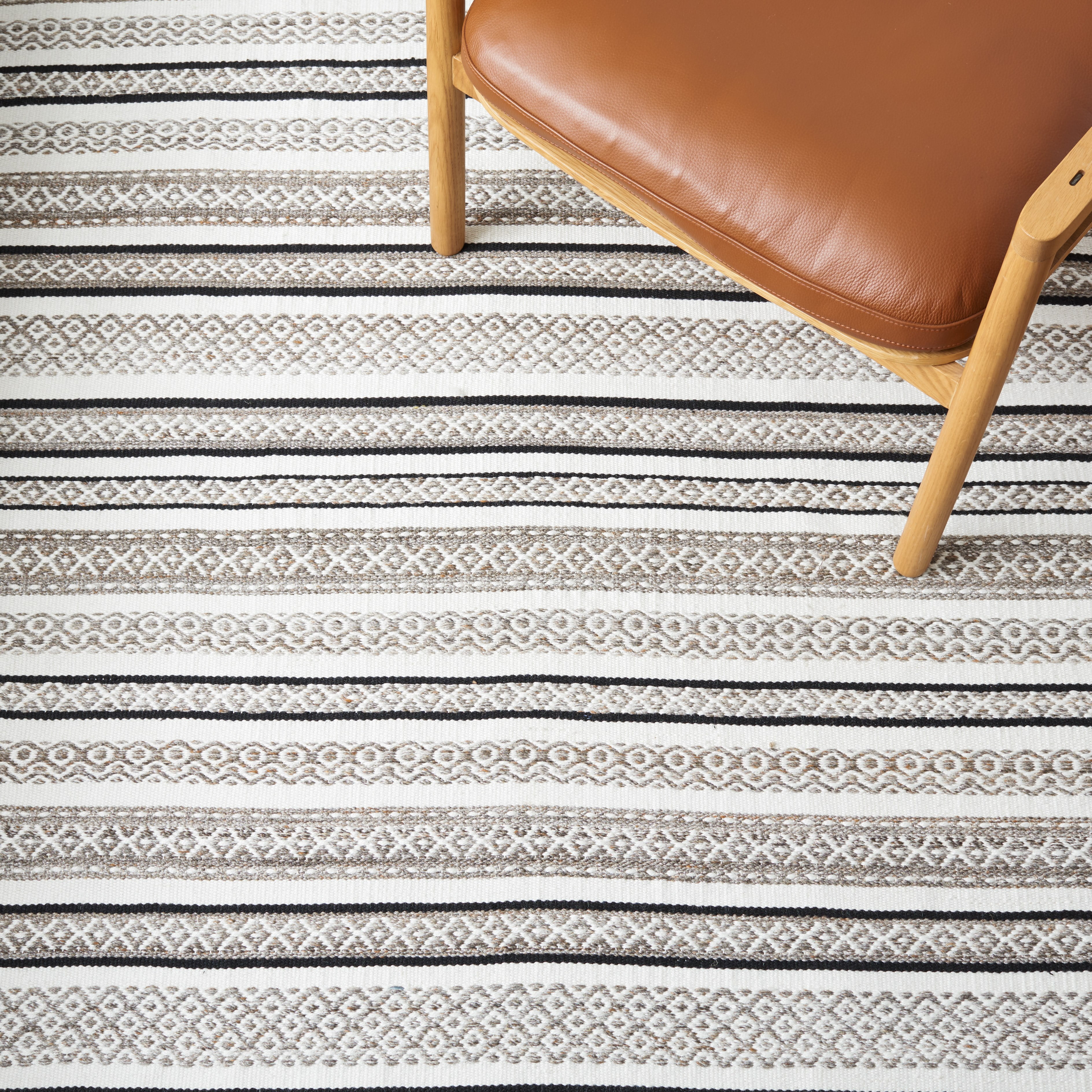 SAFAVIEH Striped Kilim Zoja Striped Polyester Area Rug, Black/Ivory, 5' x 8'
