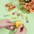 thumbnail image 3 of 24 llaveros de flores en 6 colores con diseño de margaritas, de aleación esmaltada, para bolso, coche, estéticos., 3 of 5