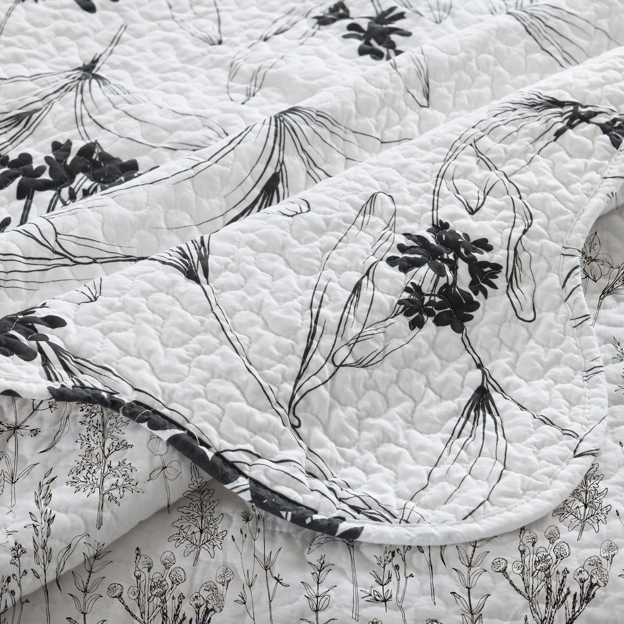3-Piece Polyester Black and White Botanical Floral Quilt Bedspread Set BY222