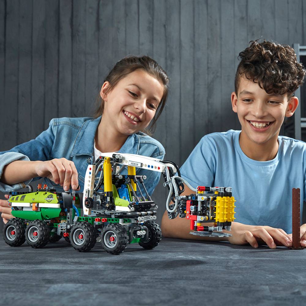LEGO Technic Forest Machine 42080 - image 3 of 7