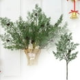 thumbnail image 1 of WMQPNNS Décoration de Noël Branches Réalistes Vertes et Feuilles Texturées Réalistes Couronnes Arrangementées et Saisonnières, 1 of 5