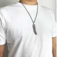 thumbnail image 3 of Collar con colgante de plumas para hombre con cadena de eslabones de acero inoxidable, 3 of 4
