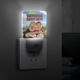 thumbnail image 4 of Chicos de Renta Básica Universal Luz nocturna LED con sensor de anochecer a amanecer para dormitorio, baño, pasillo, escaleras - Lámpara LED nocturna de enchufe, 0.5W - 1 pieza, 4 of 6