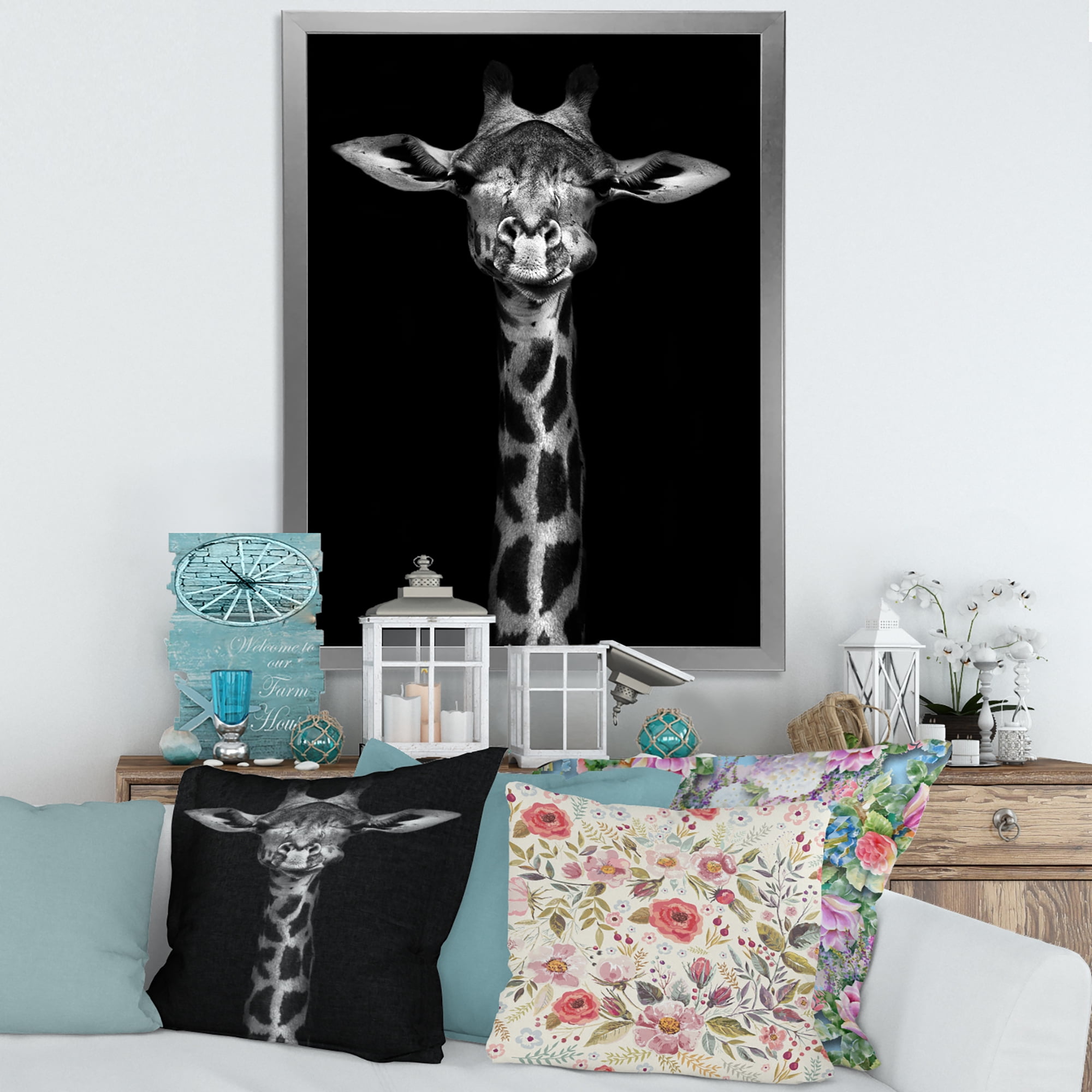 Designart 'Portrait Of A Giraffe In Monochrome' Farmhouse Framed Art Print