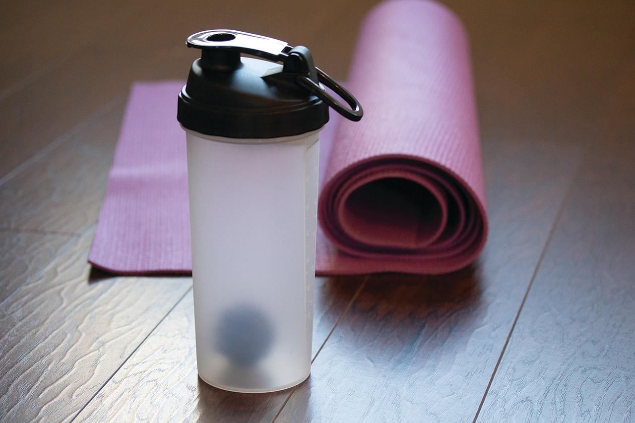 Mainstays 32 oz Clear and Black Shaker Bottle with Wide Mouth and Flip-Top Lid