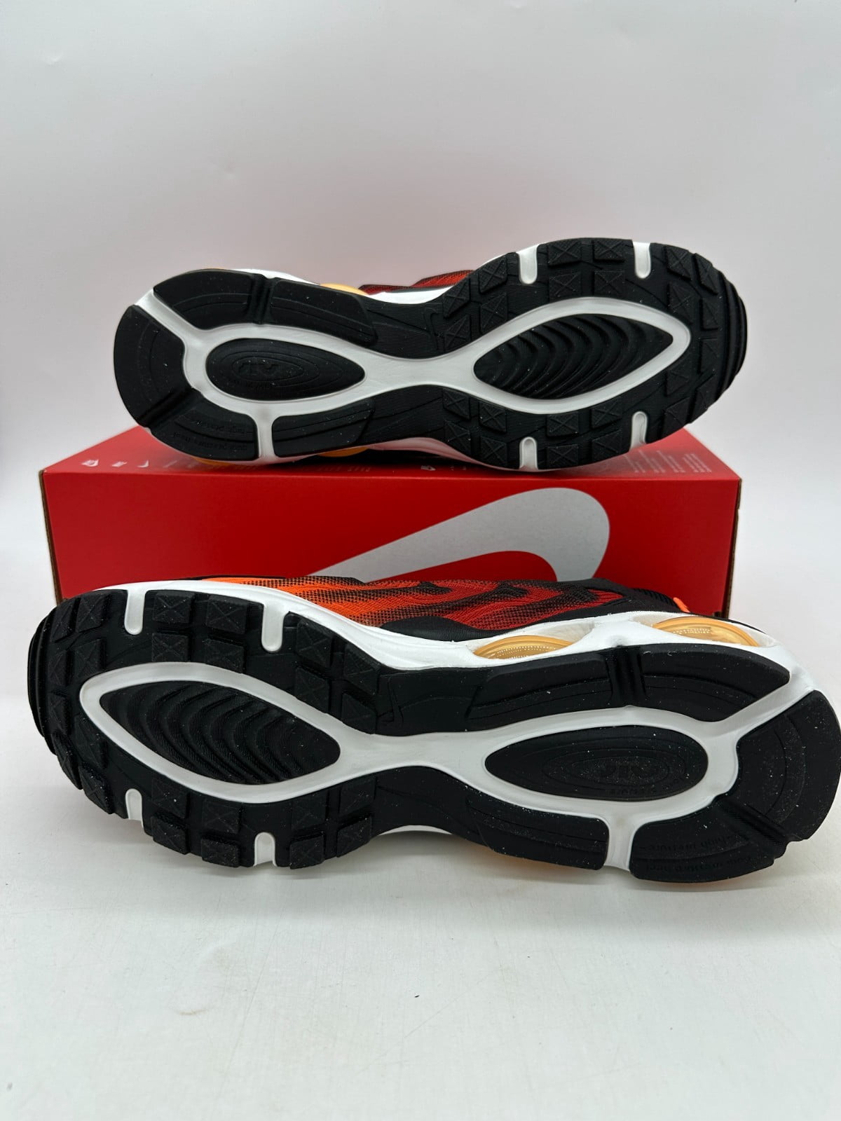 Nike Men's Air Max TW SE Men's running Shoes FJ2590 001 size 10.5 US New