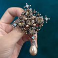 thumbnail image 2 of HUGFEGWE Broches Croisées Style Baroque pour Femmes Mode Classique Cristal Incrusté Perle Pendentif Crucifix Corsage Col à Revers U2537-32677, 2 of 7