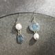 thumbnail image 2 of Pendientes de gota de agua con perlas barrocas asimétricas estilo bohemio vintage, joyería con patrón azul oscuro, lindos pendientes colgantes de metal con flores ---- Estilo 13 --- Estilo del product, 2 of 4